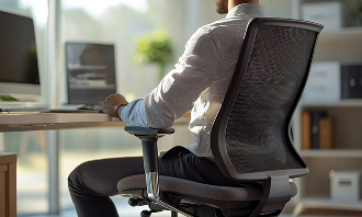Professionnel travaillant sur ordinateur et écran dans un bureau moderne