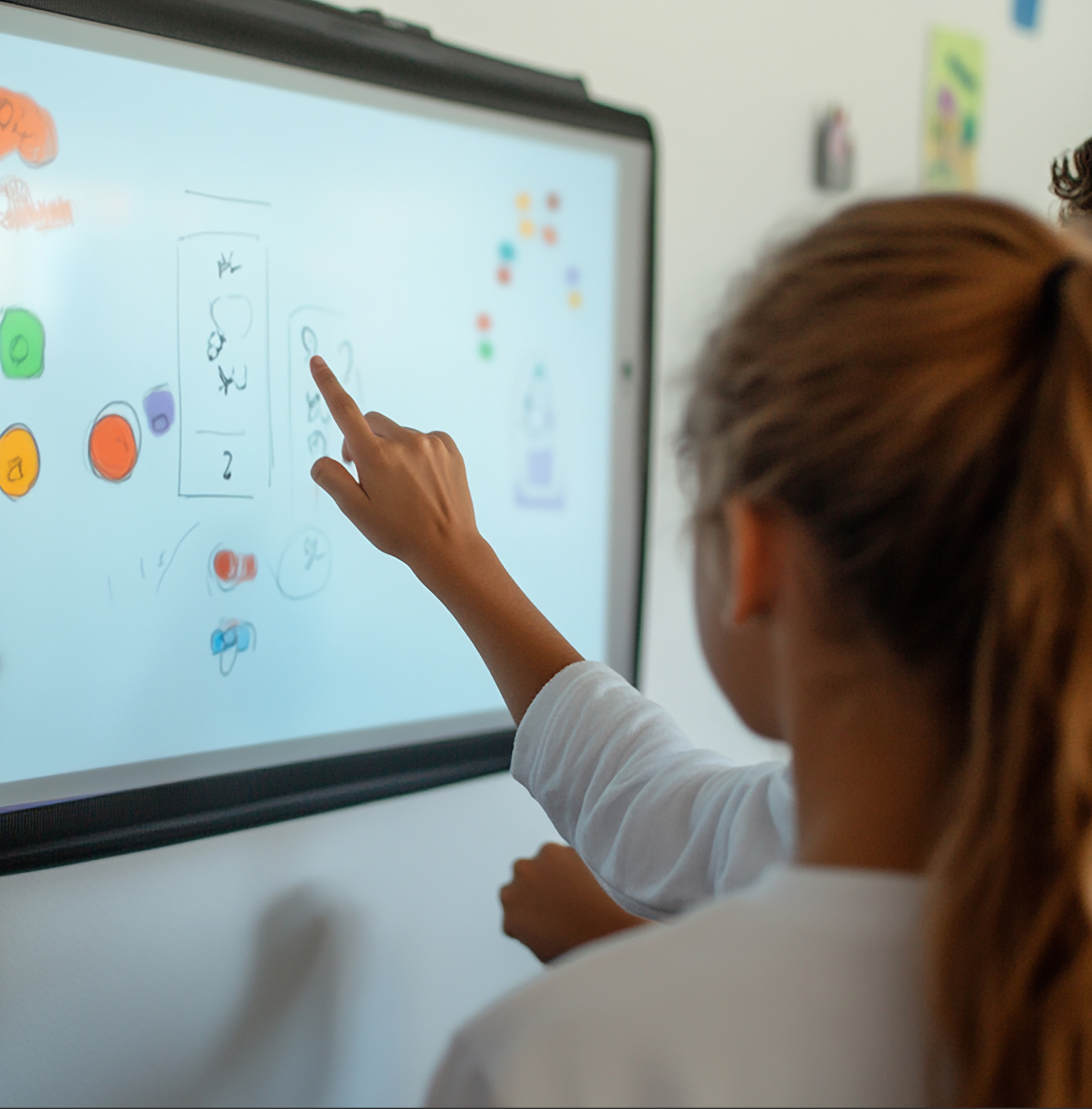 Élève utilisant un écran interactif tactile en classe