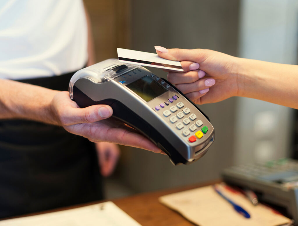 Paiement sans contact par carte bancaire sur un terminal de paiement
