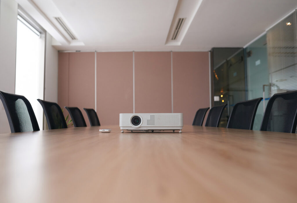 Projecteur numérique blanc sur une table de salle de réunion